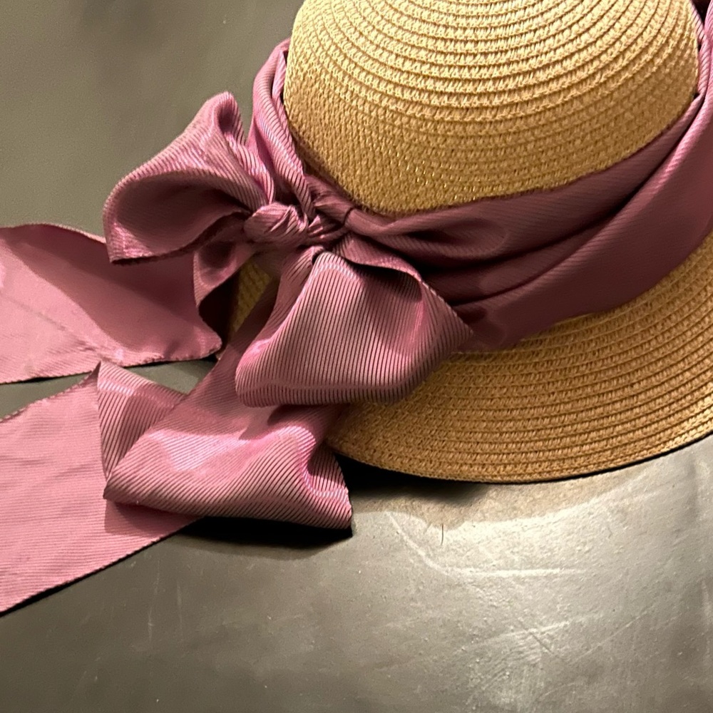 Summer straw hat
Pretty straw hat with mauve-pink ribbon
Never used